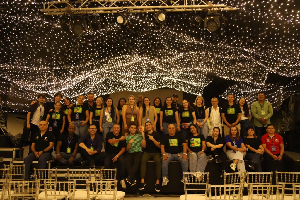 Grupo de participantes y equipo reunido en el festival